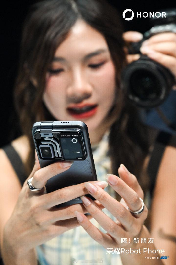 吐槽荣耀Robot Phone 卖 9999 是抢钱？先别喷，来算笔明白账！ 

画质+防抖能力比肩iPhone17 Pro 加大疆 Pocket4 ，堆一起直接破万，俩机器还各玩各的。苹果拍视频全靠算法硬救防抖，大疆还得手举着到处跑。而这台荣耀Robot Phone直接把四自由度钛合金云台焊进手机机身！机械联动自动追焦、AI 手势操控 ​