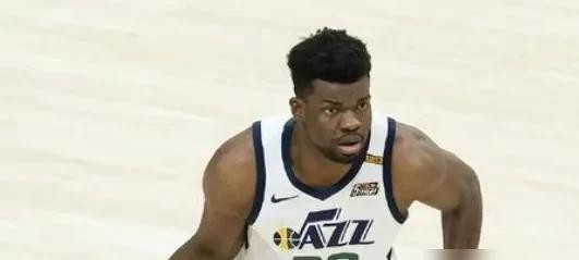 朱芳雨花不到150万美元签了两个外援，其中一个臂展2米32，2020届NBA新秀体测第一，但在以色列场均9.4分，连投篮都不会。
这两天广东宏远签下弗格和阿祖布克的消息，媒体人赵探长10月12日报道之后，球迷圈直接炸了锅。评论区翻来覆去一句话：凑数的。很多人看完阿祖布克的履历和数据，觉得现在的广东队