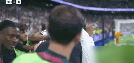 贝林厄姆在皇马踢得像个高级苦力，回英格兰立马变回真核。
打比利亚雷亚尔，他得先替姆巴佩和维尼修斯擦屁股，再自己往前冲。第72分钟断球推进喂饼维尼修斯，结果进球还被吹了。
跑动数据拉满，干的活全是补位、串联、纵向硬趟。肩伤刚好，连着国家队联赛一场没歇。
可在英格兰，全队围着他转，队友主动拉边跑位
