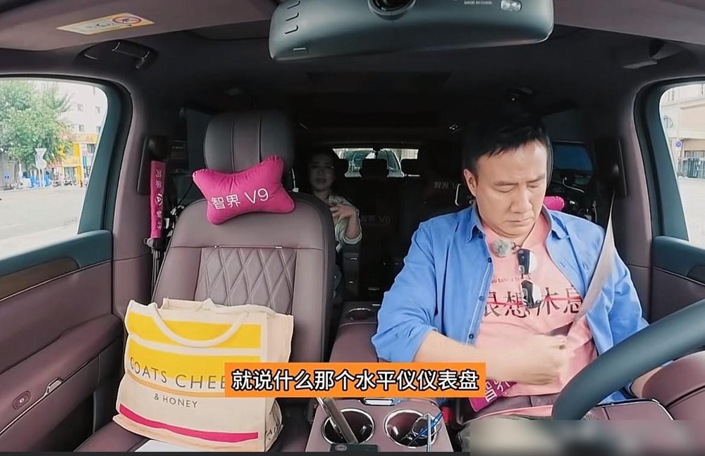 胡军随口跟蒋诗萌聊起家常，说18岁的儿子康康已经在考飞行员驾照了，个头蹿得马上就要盖过自己。

话匣子一打开，大家才恍然记起，当年在亲子综艺里那个沉默寡言、帮所有人提行李的硬汉幼崽，居然不声不响长成大人了。

星二代这个圈子，这些年大家见得多了。要么早早涂脂抹粉准备吃父辈红利，要么在各种名利场里晃荡