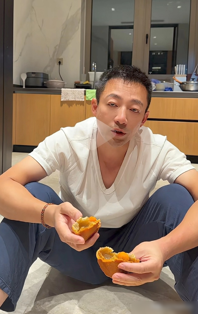 深夜十一点，汪小菲直接坐地板上啃月饼，还是从麻六记买的。马筱梅举着手机拍他，他吃得头都不抬，嘴里还念叨这味儿对。两口子刚回北京，没去什么高档餐厅，就这么窝在家里对付一口。
想想也挺有意思。以前他那些事闹得满城风雨，谁见了不吐槽两句。现在换了个人，画风全变了。
马筱梅跟着他跑新店剪彩，做长时段直播
