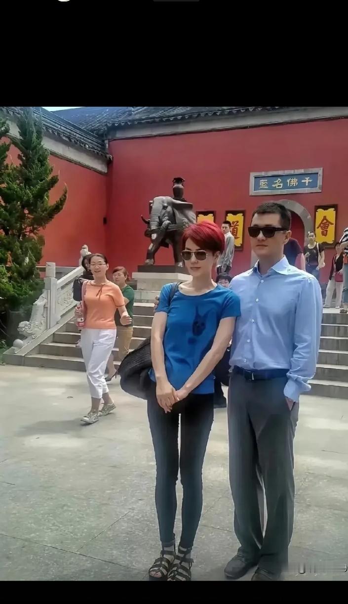 身体姿态真的骗不了人，这是2011年，王菲和李亚鹏icon在南京栖霞寺的合影。
当年王菲和李亚鹏跟普通人一样，
夫妻恩爱，结伴出游。
王菲染着一头俗气的红头发，
靠在站姿笔挺的李亚鹏身上，
整个人是非常放松的。
人与人之间的爱意，
往往就藏在
身体的这些细枝末节里，
不是非要夸张的搂抱才叫爱，
下意