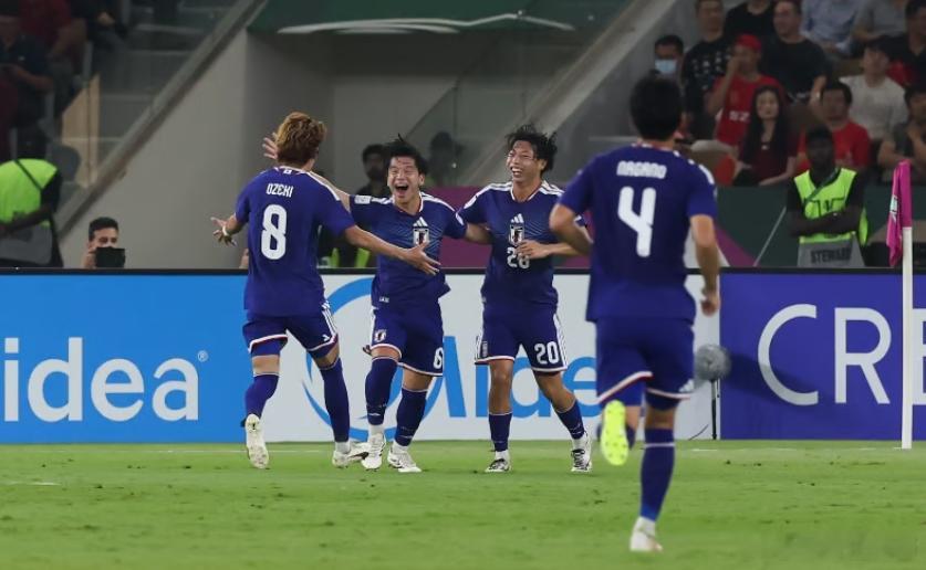 #日本U23vs泰国U23##日本3比0泰国##中国U23对阵泰国#

3-0！日本U23轻松零封泰国，但这场比赛最诡异的是，泰国队竟然在赛前轮休了包括主力门将在内的6名绝对核心？这是直接战略放弃，还是算准了淘汰赛要来碰中国队？ 难道在泰国眼里，打中国U23 比打朝鲜更容易拿捏？

9月26日1/4决赛，中国U23 vs 泰国 ​