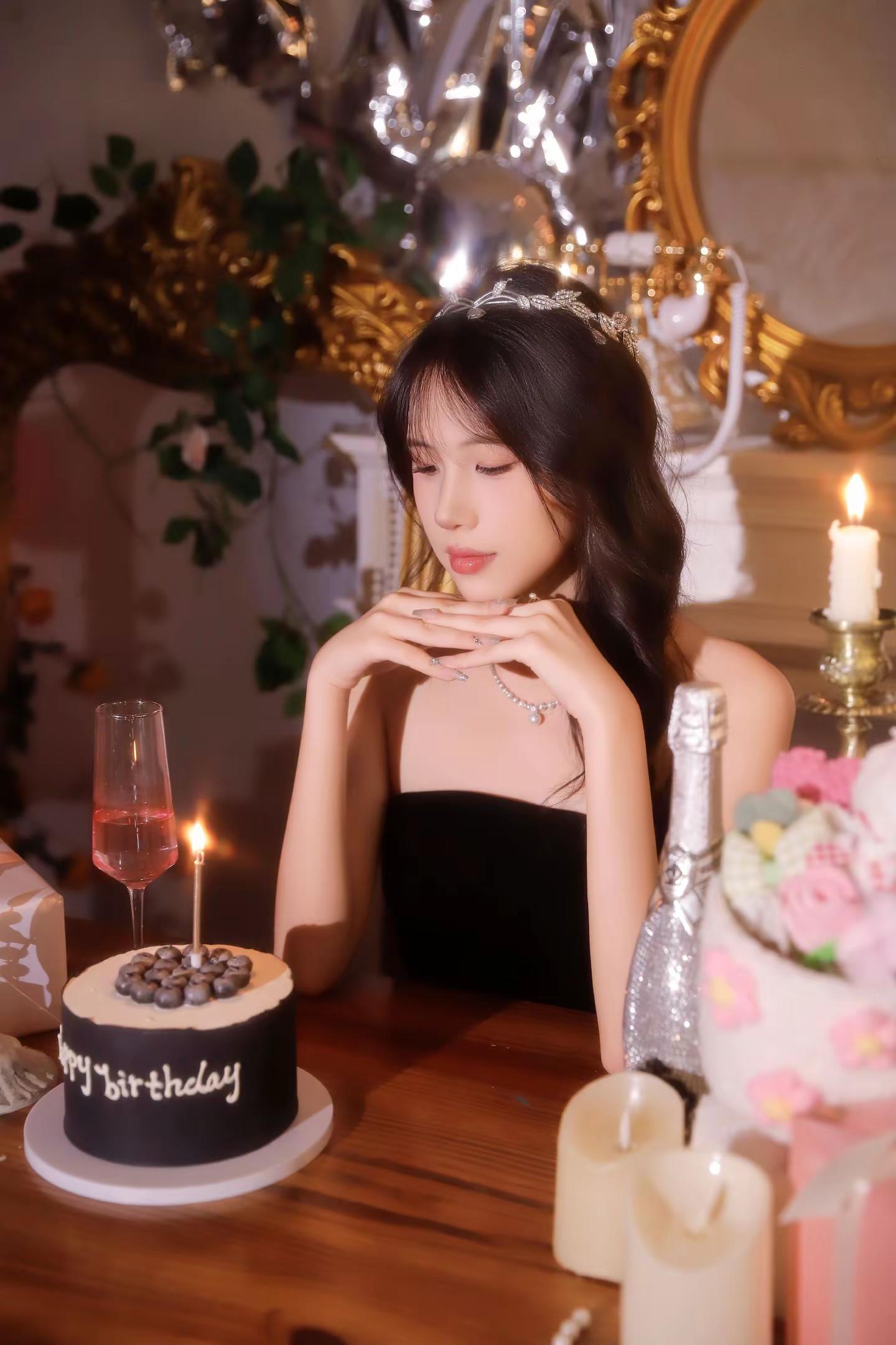 <p>甜美女孩 <!--{img:0}--><!--{img:1}--...