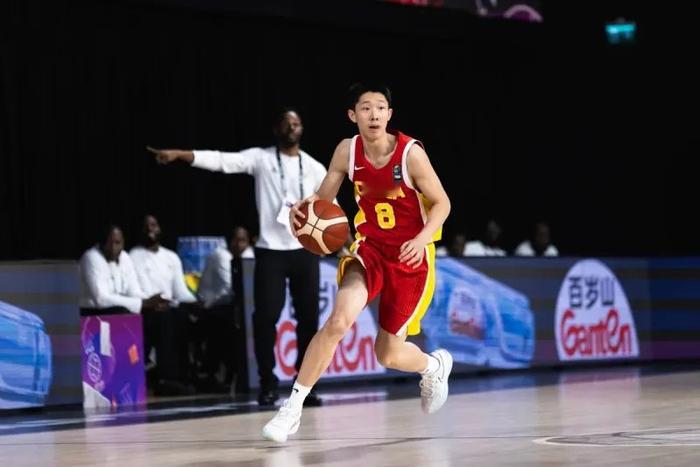 近来看了中国男篮成年队和U18的大赛集锦，杨瀚森的逐渐成熟，NBA历练，经过黎巴嫩一战，杨瀚森确立核心地位。

法国那边，文班亚马只有22岁，已经从老将戈贝尔手中接过国家队队长的袖标。杨瀚森在中国男篮用实力征服教练组和队友，未来十多年，大概率会成为中国男篮的绝对核心。

问题出来了，杨瀚森为核心，得