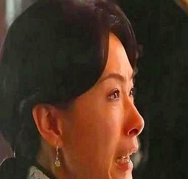 张艺谋的镜头像瓶卸妆水，直接扒掉了内娱女演员最后一块遮羞布。

43岁的万茜怼脸特写一出来，眼角的细纹和额头的碎绒毛全在发力。没有磨皮，连皮肉走向都透着真实的疲惫和倔强。

再看看现在霸屏的那些科技脸，碰上大喜大悲的戏码，嘴角抽搐半天，两块苹果肌像焊死在脸颊上纹丝不动，连哭都挤不出一条自然的褶子。