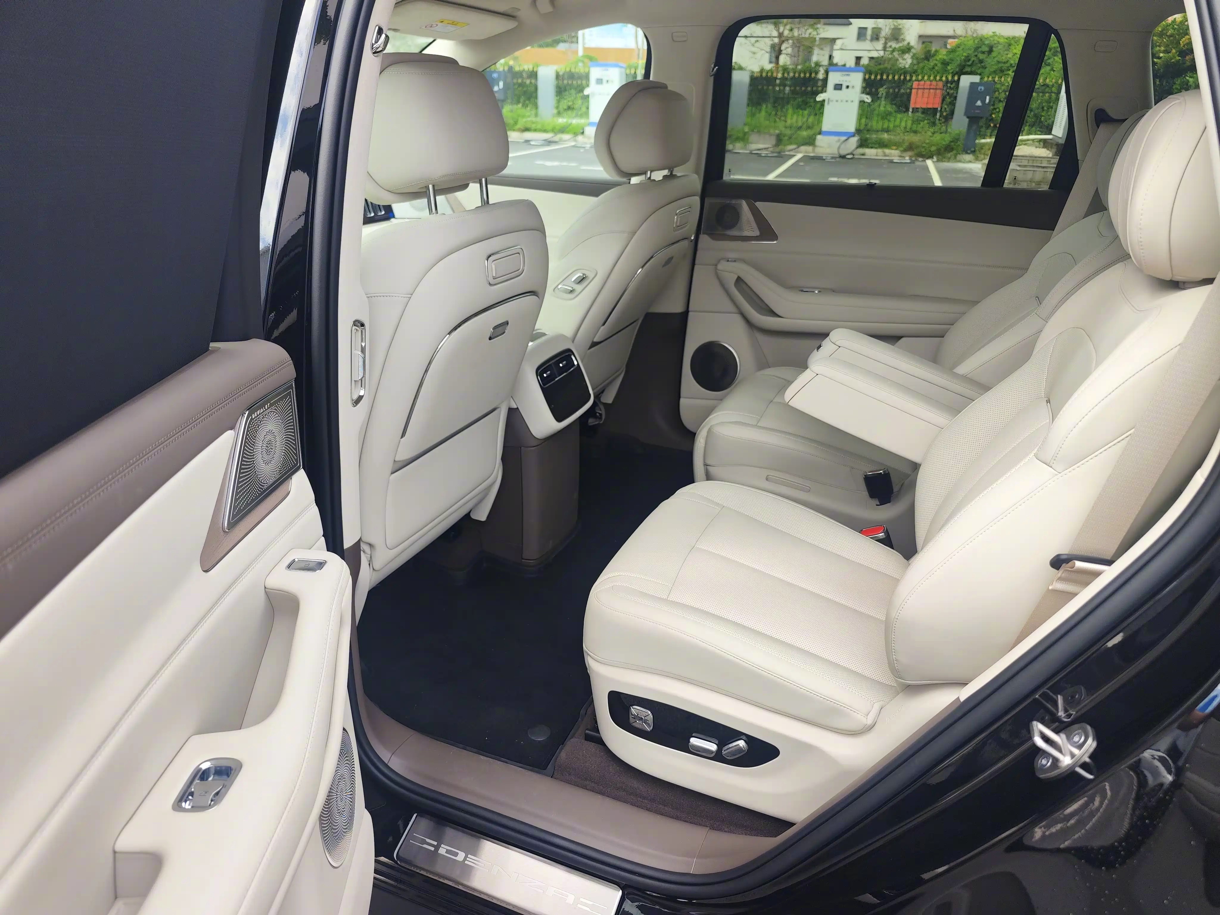 腾势N8L纯电版2026年9月上市，中大型六座纯电SUV，车身尺寸4985×1980×1770mm，轴距2990mm。

外观延续家族美学，线条舒展稳重，新增电动前备厢拓展储物能力。

搭载第二代刀片电池，130.15kWh大容量电池，CLTC纯电续航最高960km，闪充技术大幅缩短补能时间。

座舱首搭AI超级智能体，多屏联动，支持丰 ​