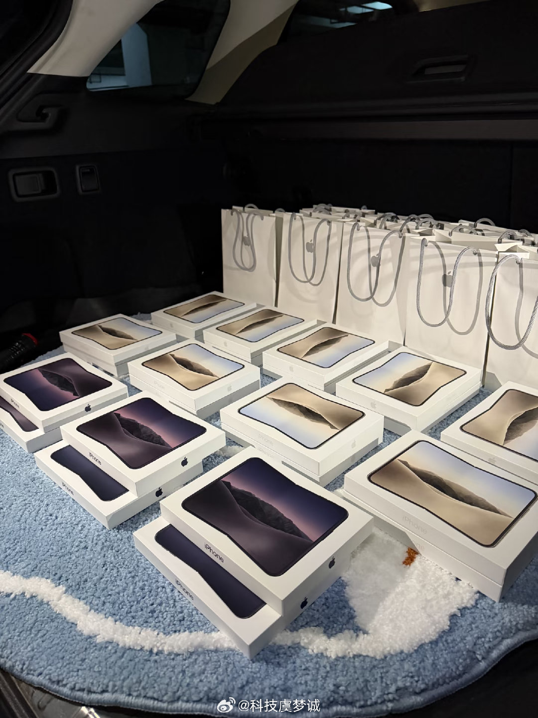 #苹果称很多客户取消iPhoneDuo订单#初代折叠屏的热度肉眼可见下滑，黄牛都不敢囤货#苹果回应iPhoneDuo破发#说辞是供货比预期充足。说白了大家不傻，花大价钱买一款还没打磨完善的折叠，观望的人越来越多了 ​