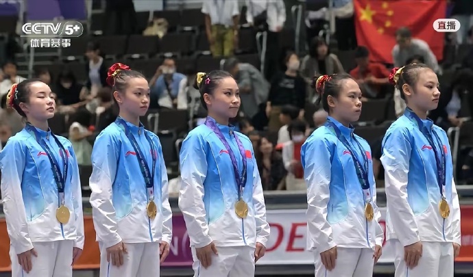 包揽团体双金！体操五朵金花，以敬畏之心仰望国旗
 
名古屋亚运会体操赛场迎来重磅对决，中国女子体操女团顶住东道主日本队的强势冲击，拿下团体金牌。随着女团登顶，中国体操队成功包揽本届亚运会体操男女团体两枚金牌，书写新的亚运篇章。而颁奖升旗环节里，五朵金花一个细微举动，打动了无数观众。
 
决赛之路一波