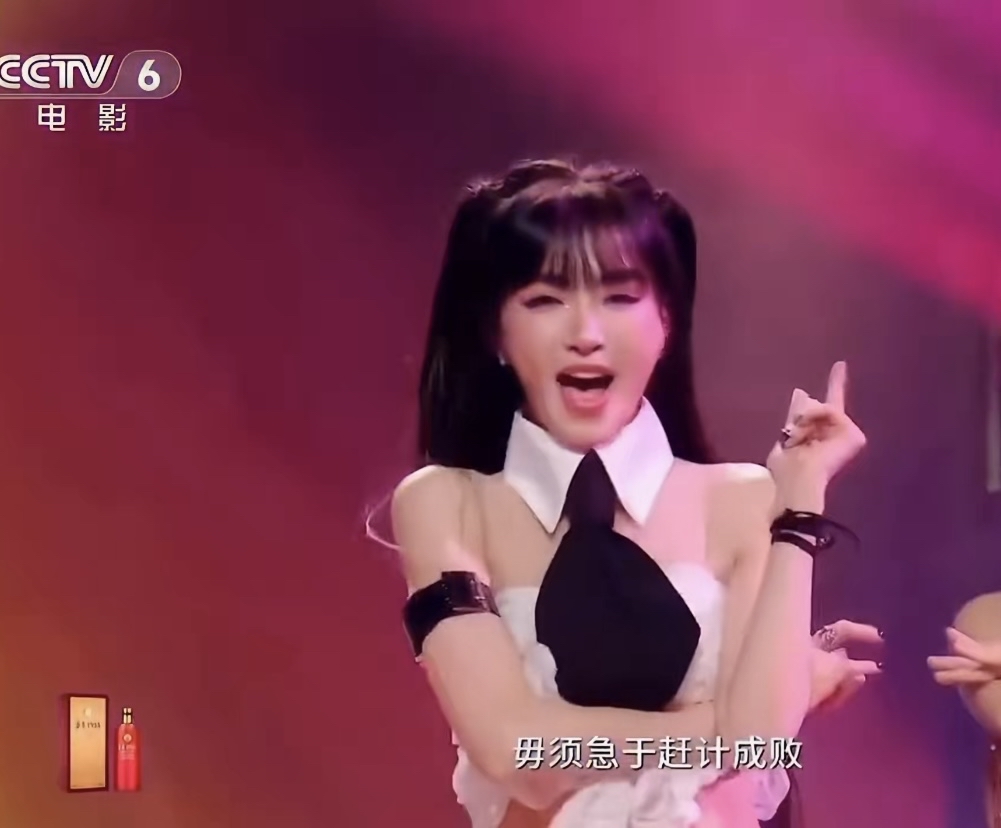 2026湾区升明月
想到过会有假唱
但是没想到会这么假，你敢相信吗？谢金燕上台唱歌连麦都没带

歌曲《跳舞街》的音乐一响起来，谢金燕就唱跳着上了舞台，歌好听，跳的也不错

仔细一看没有拿话筒，也没有带耳麦

这也太离谱了吧！人家好歹拿个话筒带个耳麦，对一对口型装装样子呀！

谢金燕这真的是演也不演了