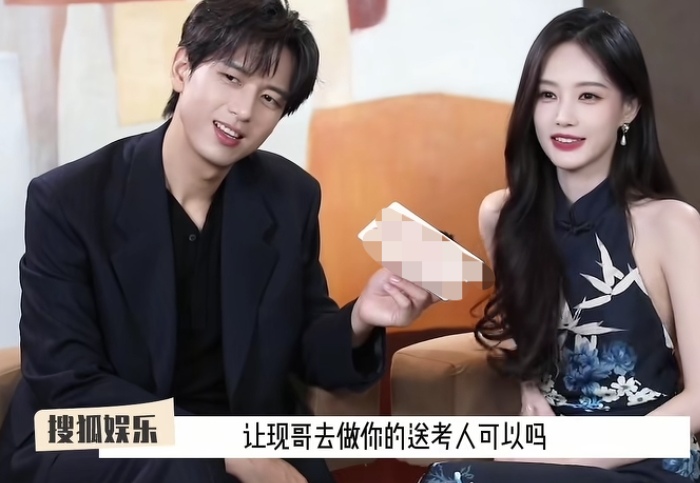 主持人一句给李一桐当浪姐送考人让李现懵了，李现下一秒一句话把主持人都给逗笑了，李现：“送考人是什么东西？”主持人：“就送她去参加，给她一个安心的感觉。”李现：“我不用练吧。”
李一桐曾经也说过想去参加浪姐，这次又被主持人问到了，她说看看她的身体条件吧，主持人话锋一转如果李一桐去的话，就让李现给她当送