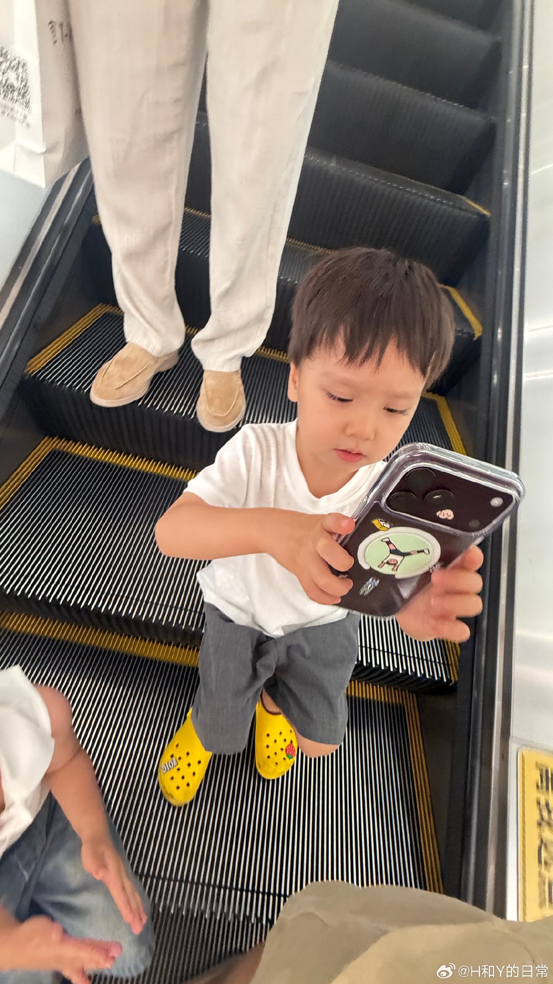 h今天我去买苹果新款手表
大h问我为什么要换新的
小h说你不是有吗
你是在浪费钱吗？
哈哈哈哈
真的我就没买了
我准备置换一个
  图5️⃣特别搞笑
h说妈妈这个人好像你啊
哈哈哈哈我一看是秦岚
yy说就是像妈妈一样漂亮
哈哈哈哈哈 ​