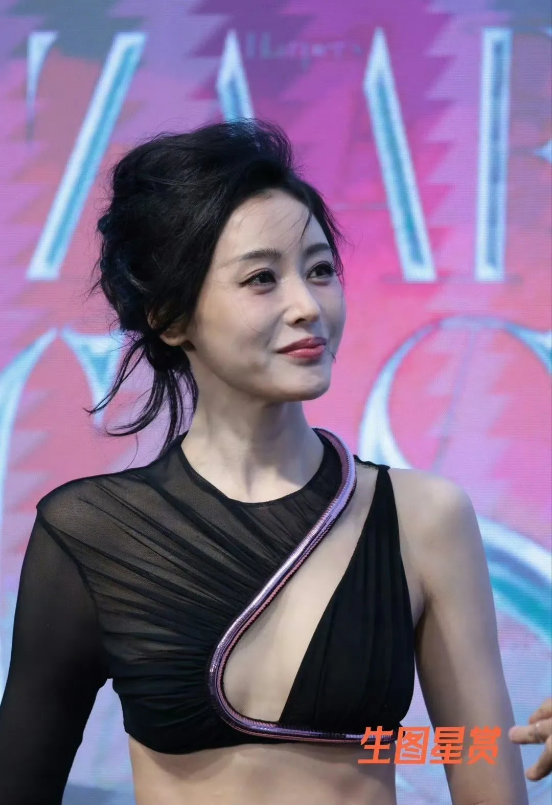 张天爱 腰臀比太绝了，这腰真是太细了 ​