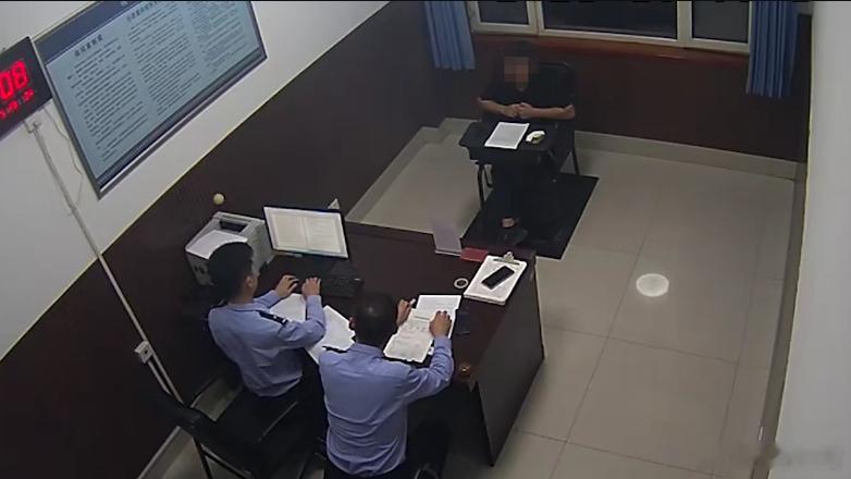 【事发张店一小区！张某多次入室盗窃，都被监控拍下来了】因沉迷网络赌博欠下三十余万元巨债，由于张某对前雇主家中情况十分熟悉，竟将犯罪目标锁定在 “老东家” 身上。他利用知晓备用钥匙存放位置的便利，先后四次趁雇主家中无人入室行窃，盗走现金、饰品、玉石、手机等财物，变卖所得钱款全部用于偿 ​