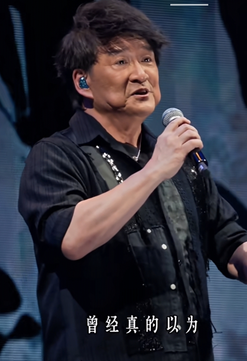 歌老了，哥也老了，歌却一样好听，不愧是当年的法拉利。
周华健出生在香港米店家庭，年少时就爱上吉他，爱唱歌。为了读书，他去到台湾，日子过得拮据，一边在民歌餐厅驻唱，一边打工谋生。那时候的他，白天做送货的工作，夜晚抱着吉他在小小的餐厅唱歌，台下人来人往，很少有人留意这个嗓音温暖的年轻人。
直到李宗盛在餐