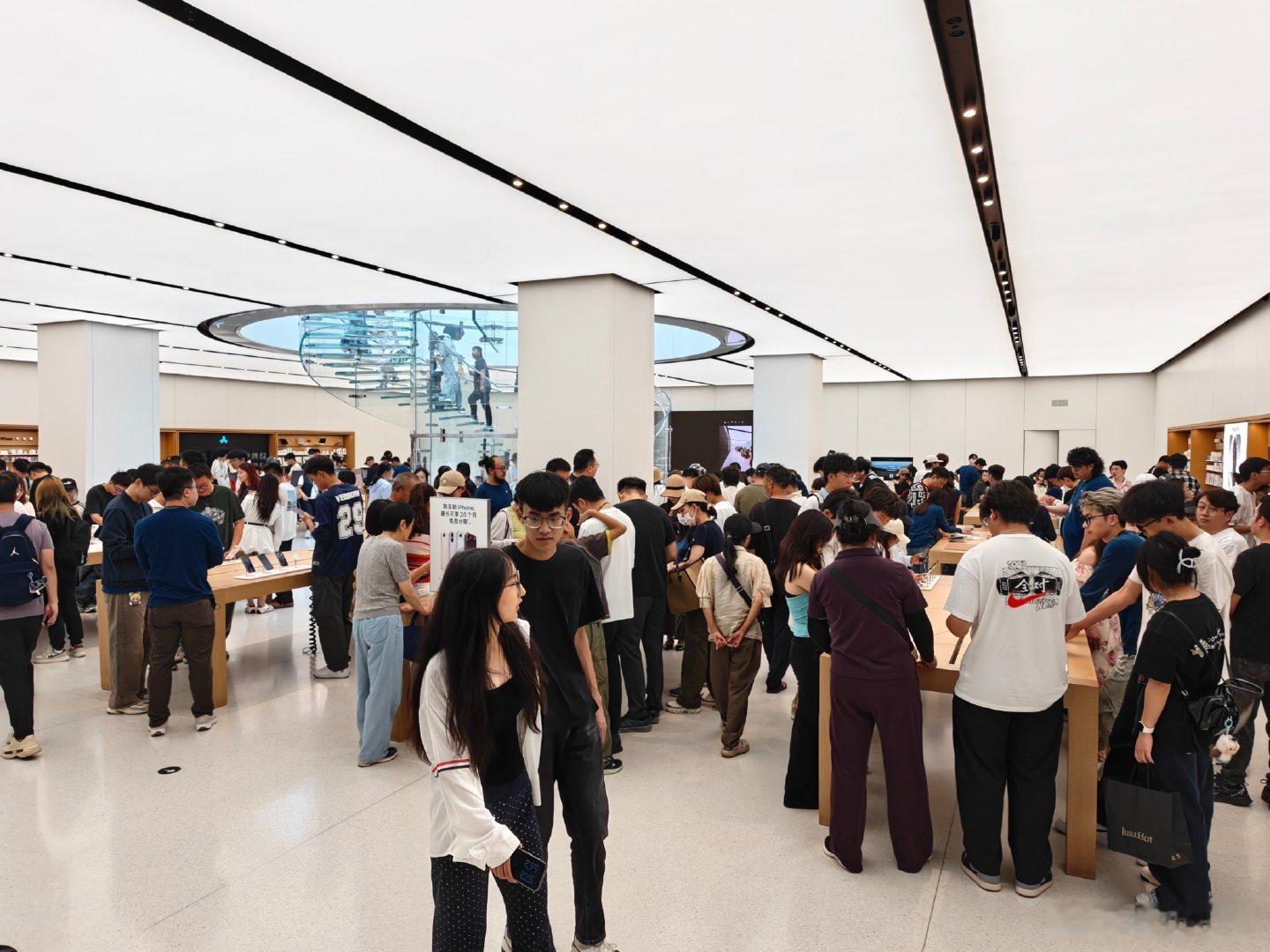 谁说今年的 iPhone 没人买，折叠屏还没发售，苹果店里就已经人山人海。 ​