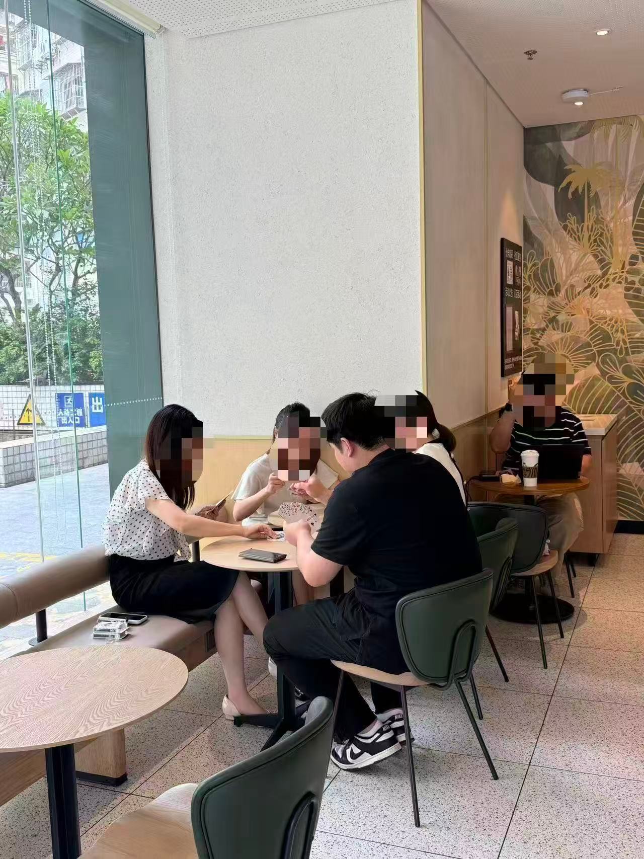今天上午在广州白云路星巴克吃早餐，旁边四个人围着桌子打扑克牌，一边打还一边大声聊天。我坐了这么久，也没见他们桌上有任何消费。我知道星巴克有“第三空间”的理念，也不要求每个坐下来的人都必须消费。但四个人专门来打牌，还大声喧哗，店员也完全不管，这个“第三空间”的边界到底在哪里？长此以往，如果品牌商家都不闻不问，只会失去越来越多愿意进来消费的客人，却迎来越来越多把这里当成免费棋牌室的牌友。星巴克 广州·星巴克咖啡(白云大厦店)