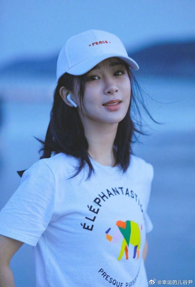 杨紫抽空开启广州城市漫步，白T配棒球帽的休闲穿搭清爽随性，打卡广州塔...