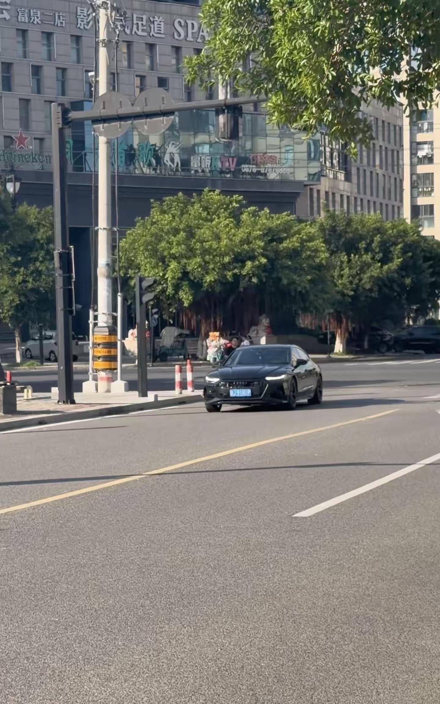路上偶遇一台奥迪A7 太帅了！汽车街拍