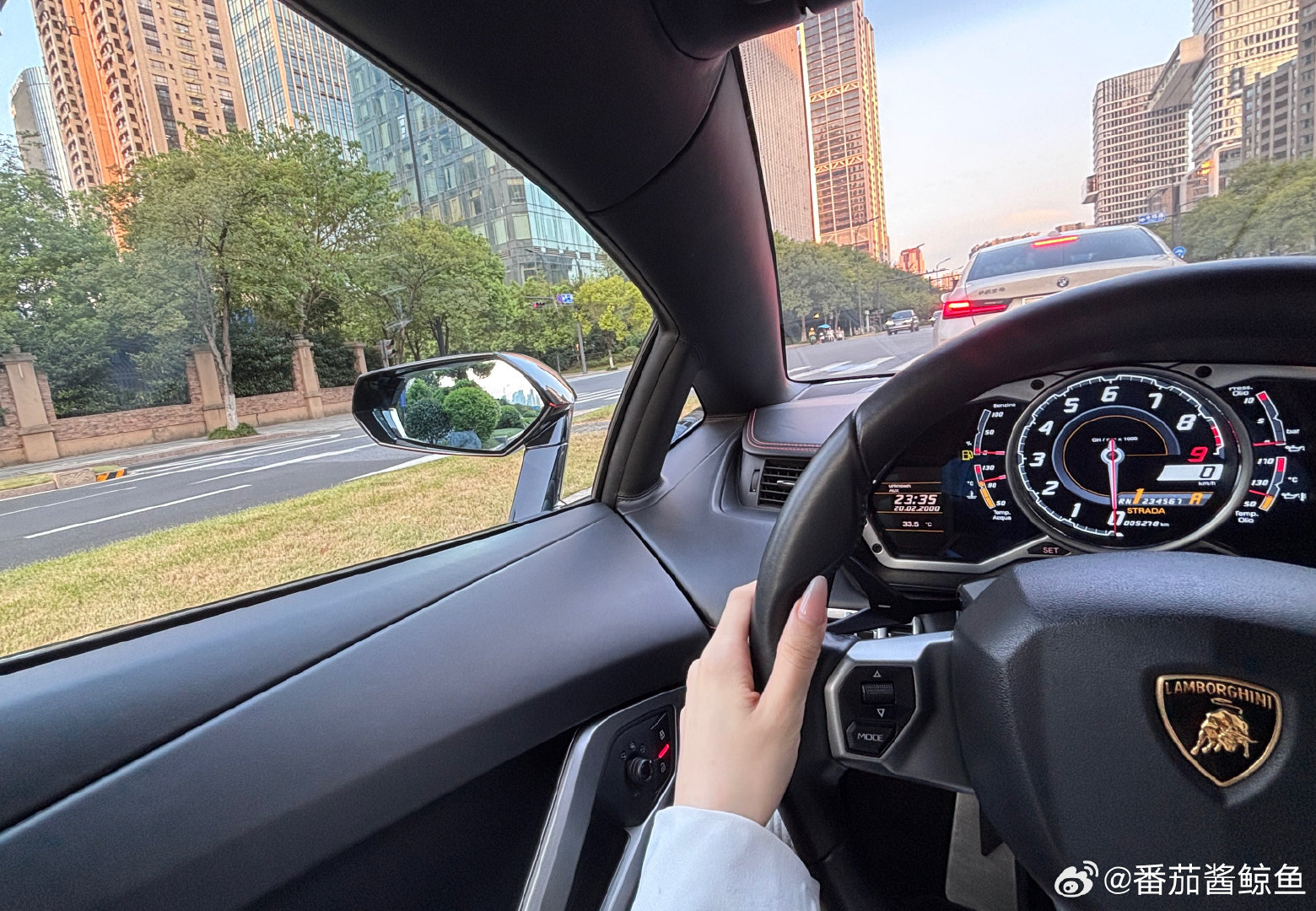 今天提前下班回家
停车场看到我的大黑牛，无论看几次还是会被帅到

兰博基尼很适合我这种装逼的女人
好日子真是让我给过上了 ​