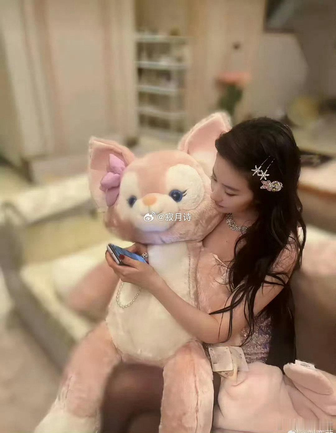 刘亦菲真的是那种黑丝、高跟鞋也不会让人有任何邪念的女生，图二真的美的像公主一样。 ​
