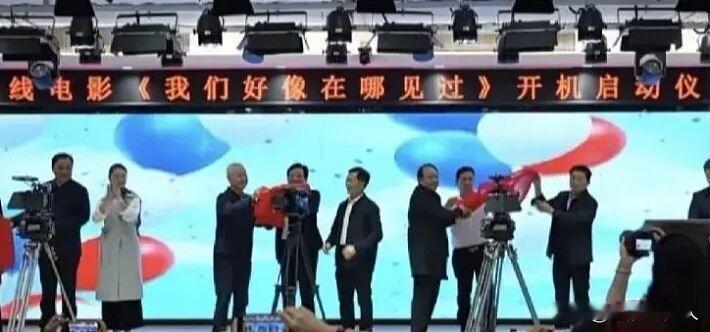 豪掷300万拍电影遇冷，数学老师称将告别电影圈
 
近日，河南一名40岁数学老师投入300余万元拍摄院线电影，只为圆自己的电影梦想。影片公映后市场反响惨淡，上映8天总票房仅2万余元，巨大的落差引发网友热议。该老师公开发声，表示自己将要告别电影圈。尽管目前该片依旧处于上映状态，但后续翻盘希望渺茫，基本