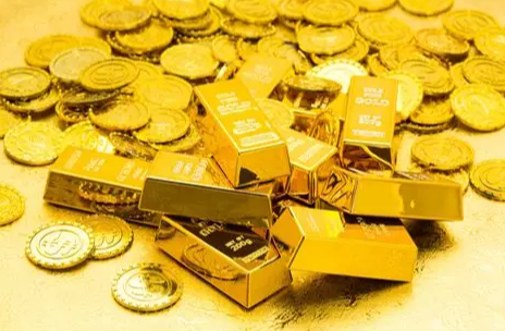 法国央行在纽约卖掉了最后129吨黄金，转头就在欧洲买了等量金条，一进一出赚了128亿欧元，在美黄金库存彻底清零。官方说这只是旧金条换新金条，但谁信呢？荷兰紧随其后，2026年9月初宣布把86吨黄金从美国和加拿大转移到伦敦，理由是“地缘政治动荡加剧”。德国人更着急，政界正在激烈讨论把存放在纽约的120