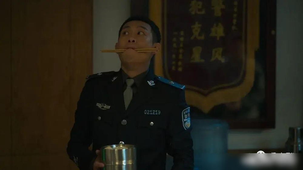 张译叼着筷子送饺子被骂太装了。可这场戏拍的时候，张颂文那个空纸杯没人注意到吗？捏瘪了，又给捋直了，隔着铁栅栏朝安欣举杯。那是他俩进组第一场对手戏，导演喊了开始就不管了。张译那边真把饭盒捧得跟亲爹牌位似的，张颂文这边吃完剩个破杯子，愣是演出敬酒的架势。一个给规矩，一个给江湖。大年夜那顿饺子，根本不是吃