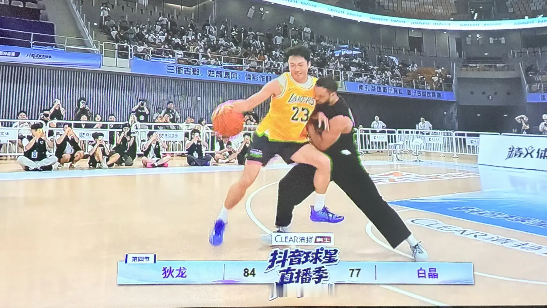 白晶是懂流量的，哈哈哈哈，下一场🉐老詹亲自来了吧