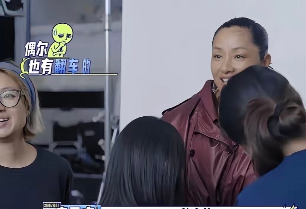 李乃文：你脑门上那头发咋回事啊？

瞿颖：故意的。

李乃文：故意的？这发型谁给你弄的，仇人？

瞿颖：我自己抓的。抓完照镜子，挺好，有造型感。

李乃文：造型感……你管这叫造型？像刚被风吹完还没缓过来。

瞿颖：你不懂。这叫漫不经心的时髦。

李乃文：漫不经心到像忘了梳头。

瞿颖：忘了就忘了。反