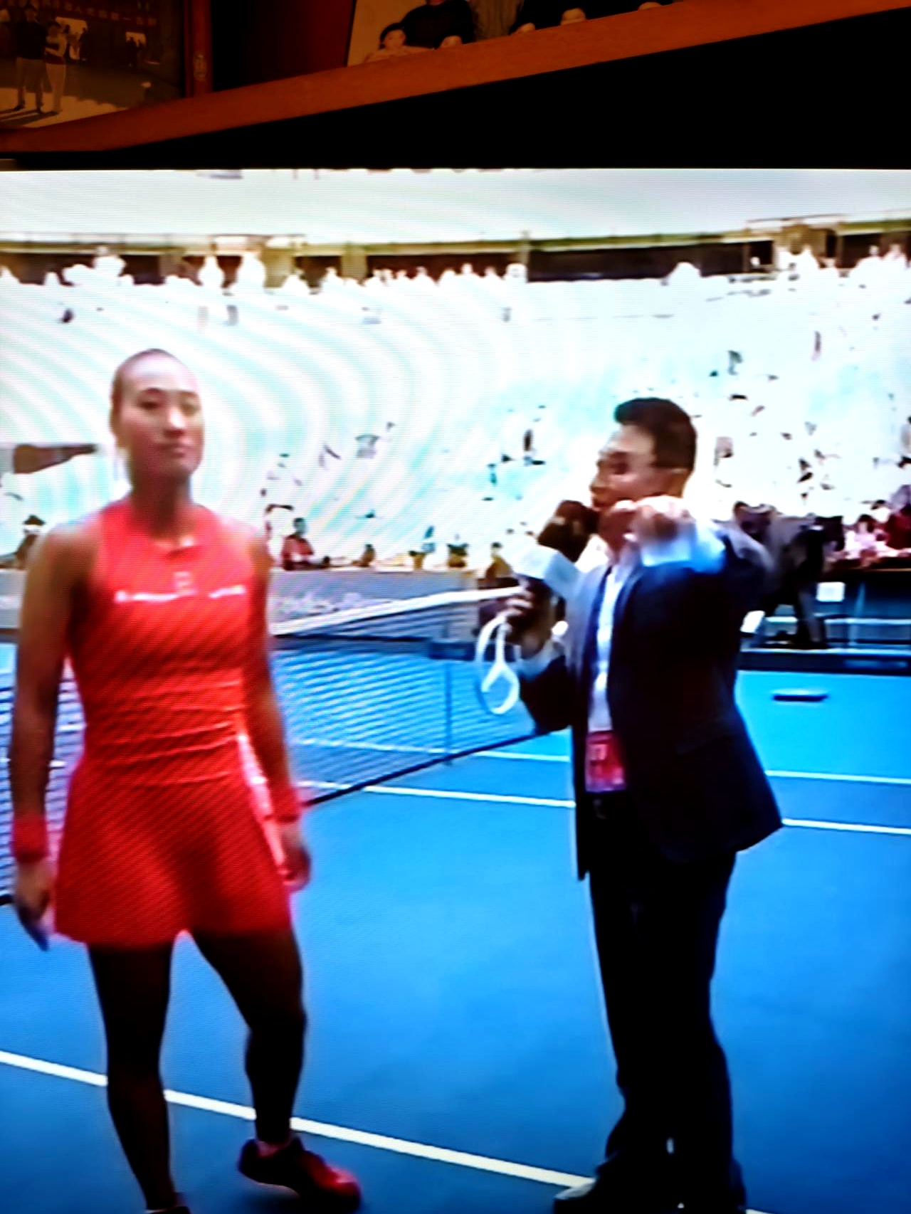 中网首轮刚打完，郑钦文战胜队友施晗，赛后记者张嘴就来了一句“这是你的主场，想说点啥”，硬生生想把一场同胞内战搞成个人特权秀
 

结果郑钦文根本不吃这套，当场接话：“我们都是中国选手，这里是我们的主场。面对外国选手时，这里才是我的主场！”
 

一句话让提问的记者愣在原地、面露尴尬，现场观众的掌声跟