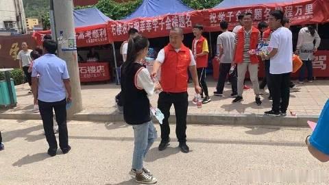 六月晨光静古城，温柔护少年