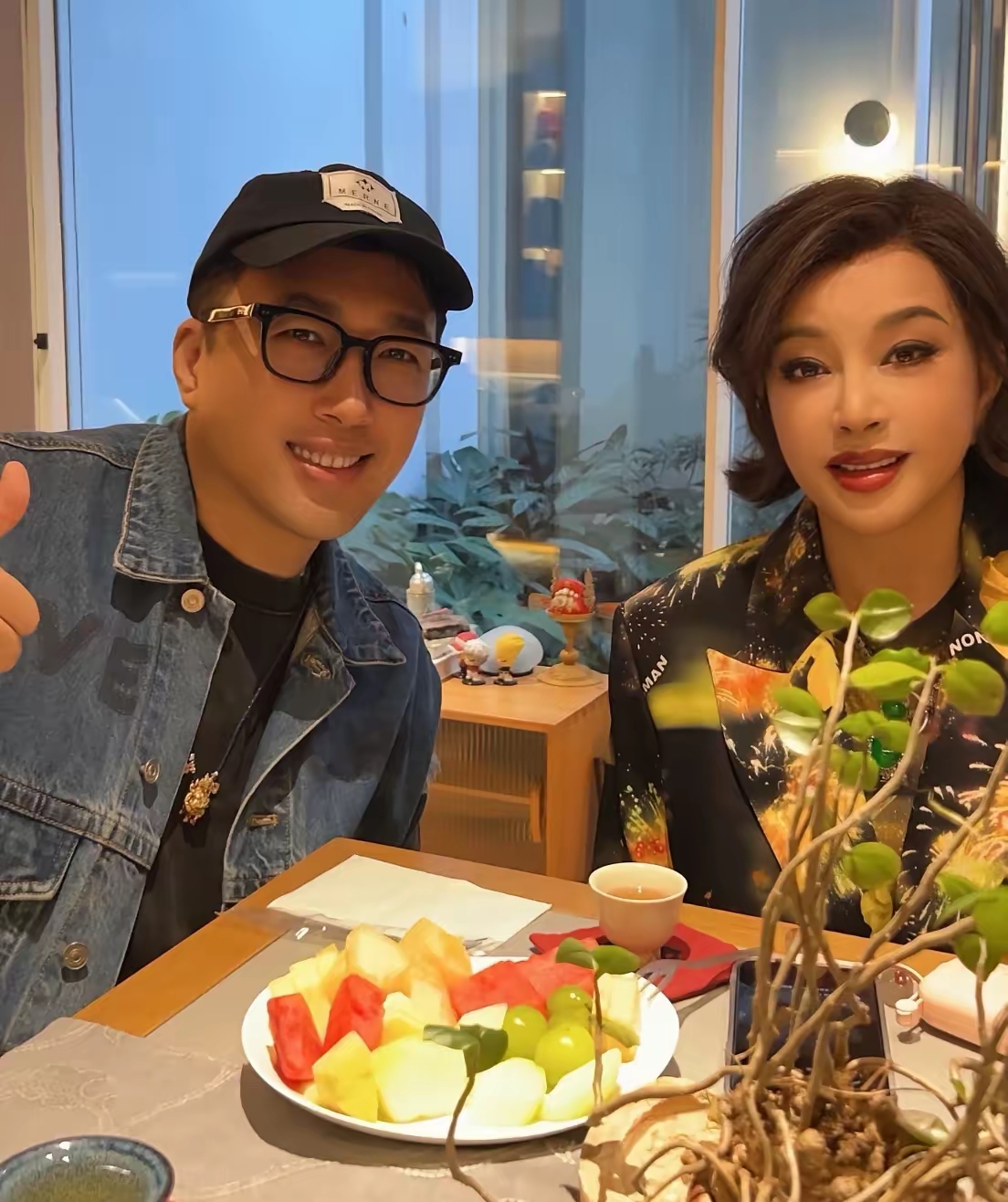 75岁刘晓庆与于正聚餐被偶遇，她身穿黑底印花西服，留着短发，皮肤紧致，精气神十足，一点也不像古稀老人！
老戏骨遇上金牌制片人，聊剧本、谈表演，她一口气能给出多种思路，难怪于正都服气。近年来她积极拥抱短剧新赛道，参与话剧巡演，这份对表演的热爱，真的很难得，不愧是国家级表演艺术家啊！