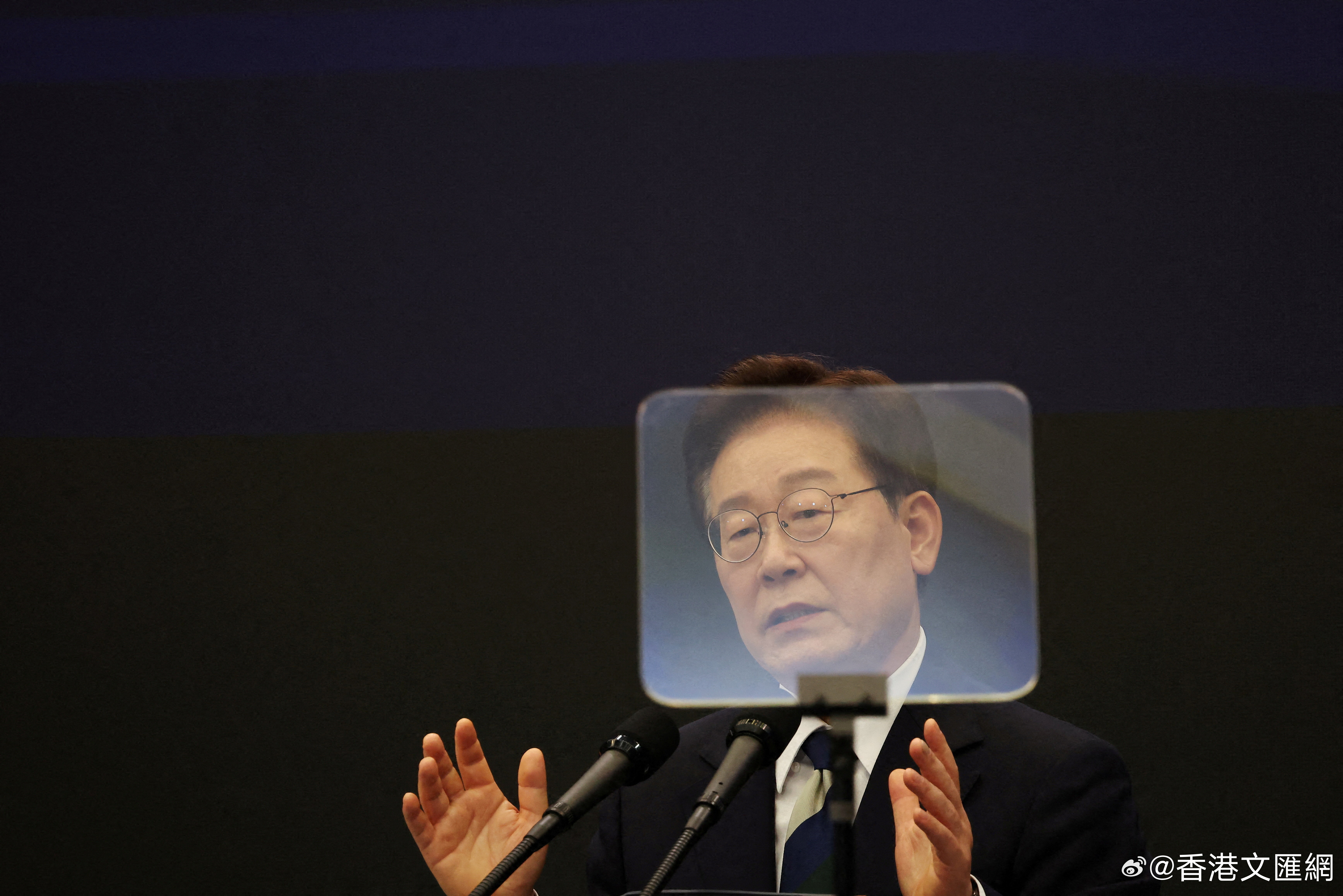 #韩国警告乌克兰# "若乌方拒绝承认事实并公开道歉，我方将采取追加措施。"

李在明10月2日在平台上放出硬话。此事缘起于泽连斯基9月下旬在联合国大会上公开宣布，乌方已将两名朝鲜战俘移交韩国。韩方坚称双方此前已就 "保密移交" 达成协议，乌方此举单方面违约；乌方则一口否认存在任何保密约定。

李 ​