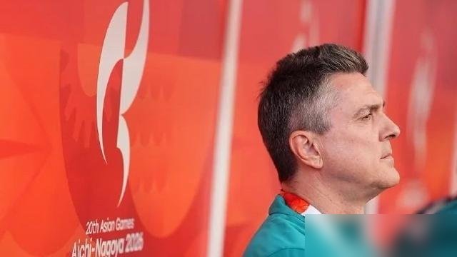 28年没摸过的铜牌，让他拿回来了，足协连个正式会议都没开。
安东尼奥带这支U系列，先拿亚洲杯亚军，再拿亚运会铜牌。点球淘汰乌兹别克，队史最佳战绩。队伍里王钰栋、蒯纪闻这帮05年的孩子，提前拉上来练，骨架都搭好了。
结果续约谈判停在那，没动静。外界正猜呢，人直接跳过公开选聘，签到了2028洛杉矶奥
