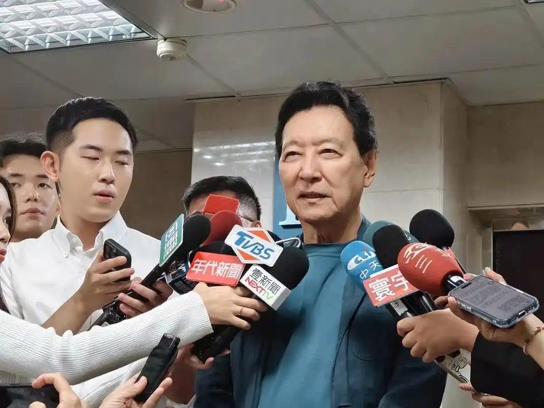 这两天刷到新加坡《联合早报》10月18日那篇报道的时候，我第一反应是反复确认了下日期，真的不是看错了——在台湾政坛摸爬滚打了几十年的赵少康，那个之前对着民进党“法理台独”修法破口大骂、说赖清德该立刻撤案的国民党资深大佬，竟然在短短几天里连续两次把被大陆点名制裁的顽固“台独”分子沈伯洋请到自己的金牌节