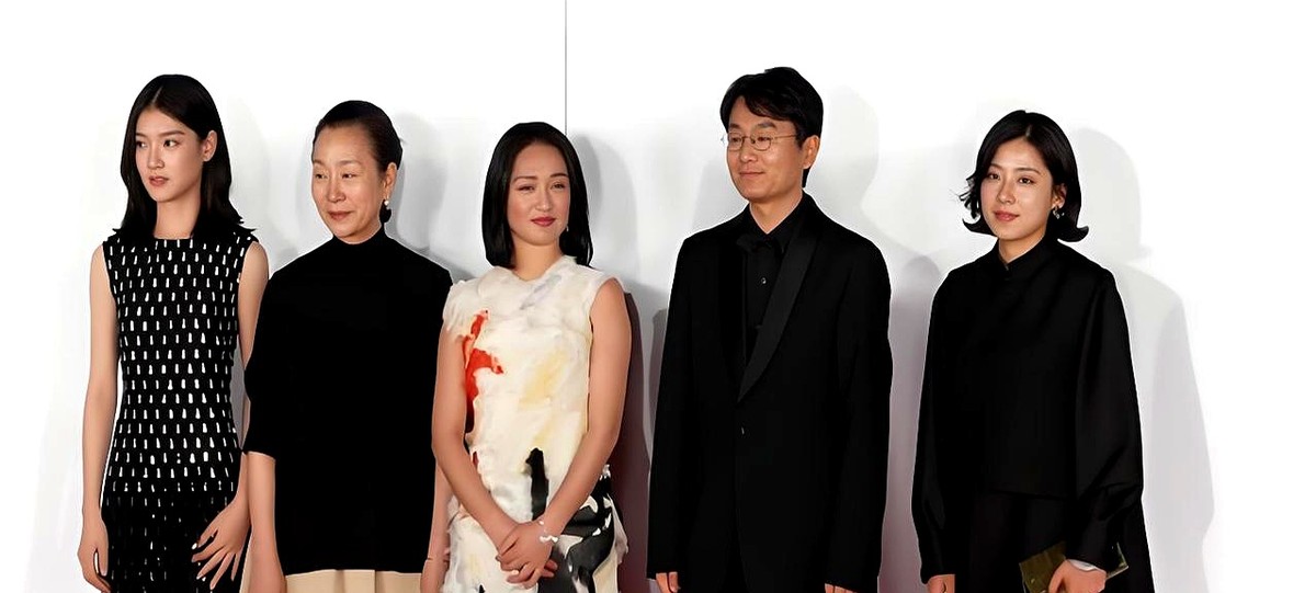 周迅和奚美娟同走红毯，这两位实力派站一块儿，居然走出了超强姐妹范儿。

周迅穿着一身香奈儿褶皱纱裙，脚踩黑色高跟鞋走路带风。一头齐肩短发透着股文艺劲儿，年轻靓丽，浪漫感拉满。

旁边的奚美娟黑色上衣配米色裙子，特意挽起了头发，整个人看着特别显年轻。这保养功力也是没谁了，满满的国际大牌明星风采。

这