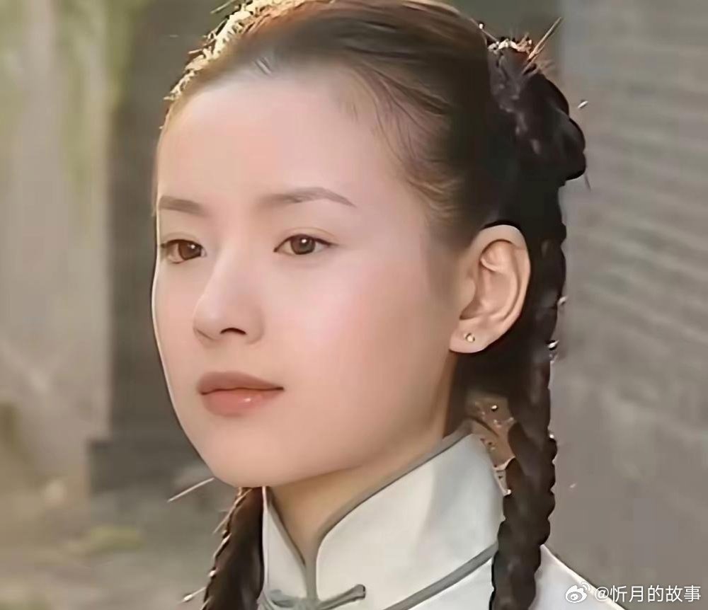 刘亦菲硬件完胜董洁，为何《金粉世家》白秀珠输给冷清秋？你们当年追剧的时候，第一眼更容易被谁吸引？ ​