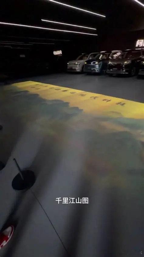 #外网热议中国电车能用车灯写字了# 
写字算啥，当初新款问界M9发布会的时候，问界直接搭了一个暗棚
里面拿好几台M9，用车灯投了一个千里江山图 ​