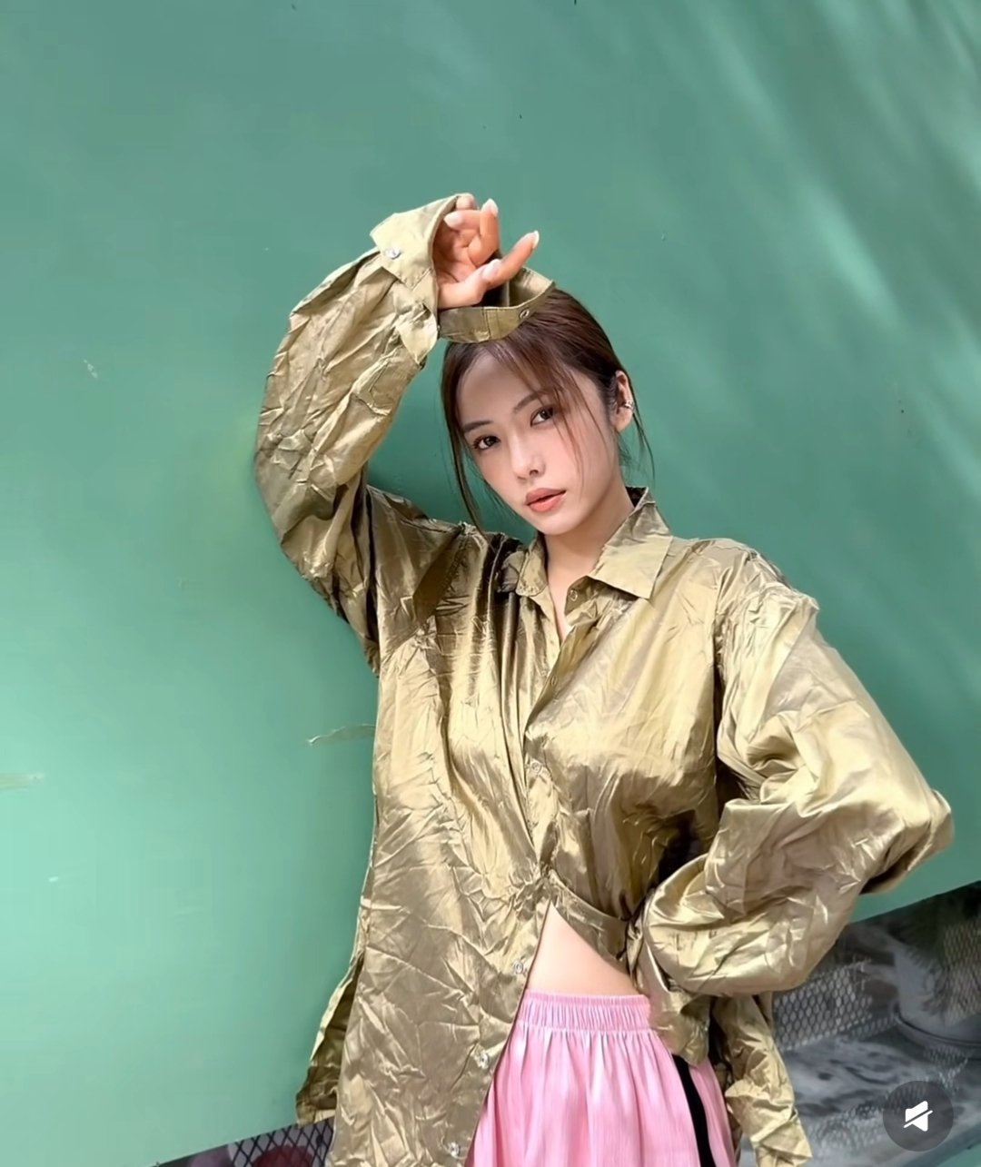 演员蔡文静在综艺《我家那闺女》中公开了其独特的重组家庭背景，父母各带一子再婚只为生她，她由此成为家中唯一与所有成员都有直接血缘关系的人。 一、特殊的家庭结构- 父母重组只为得女：蔡文静的父亲和母亲在各