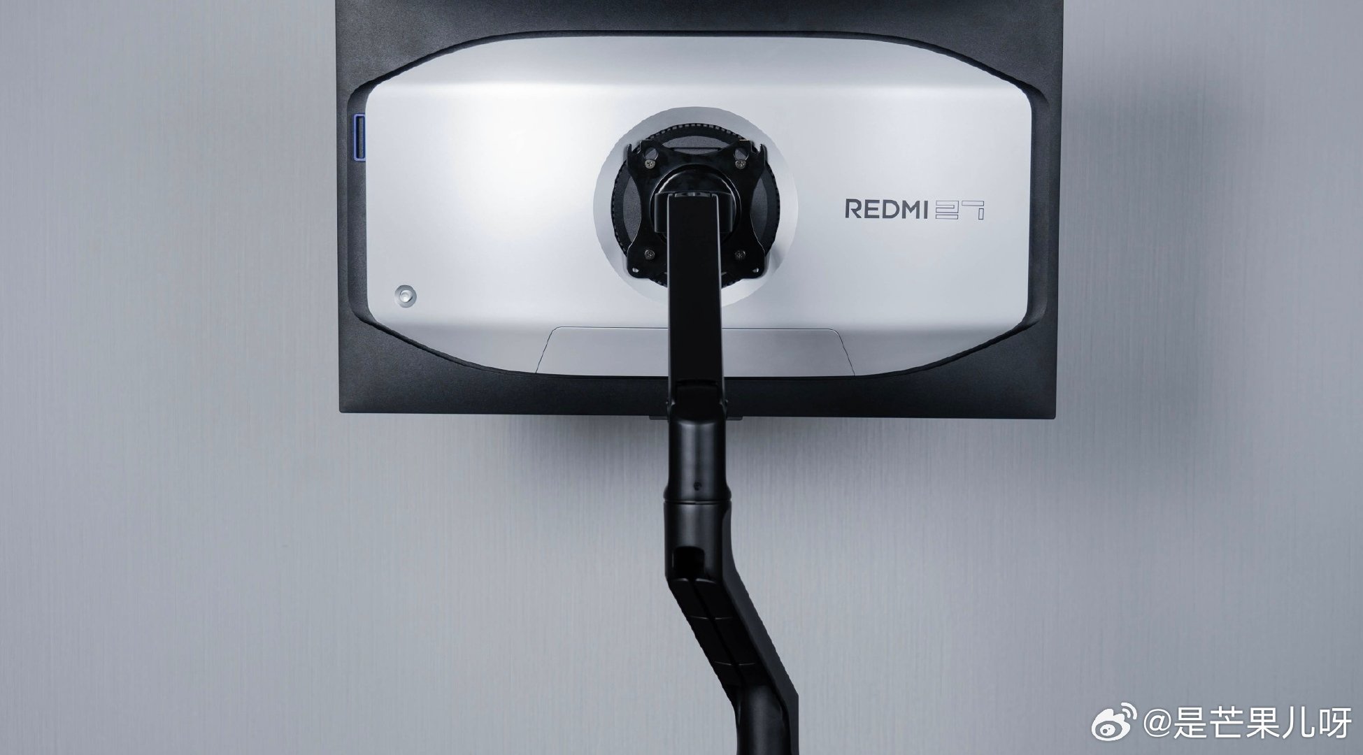 REDMI 显示器支架臂采用隐藏式理线槽设计，自由调整屏幕位置，不论是升降、俯仰还是旋转，都非常灵活#费德勒李娜vs萨芬兄妹# ​