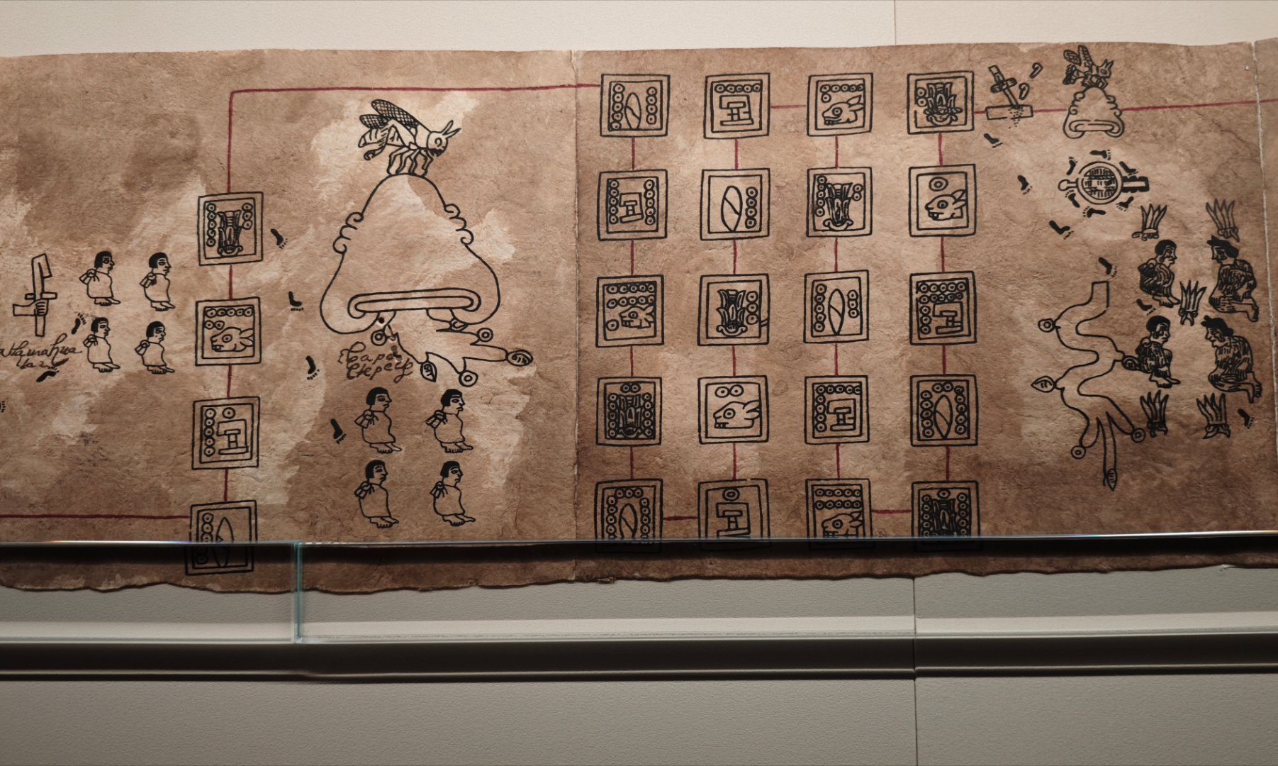 被搞fgo的友拉去看上博的 美洲代文明展。感觉秘鲁古文明展的布展更用心，灯光和背景音乐都特别有氛围，其中阿伊·阿帕克Ai Apaec海战图撇口碗 p6 上展现的英雄史诗故事很有意思，阿伊·阿帕克在海下旅行的过程中打败了螃蟹、河豚、海胆…然后获得了它们的能力（特别接地气的神话故事，对手都很好吃😋） ​