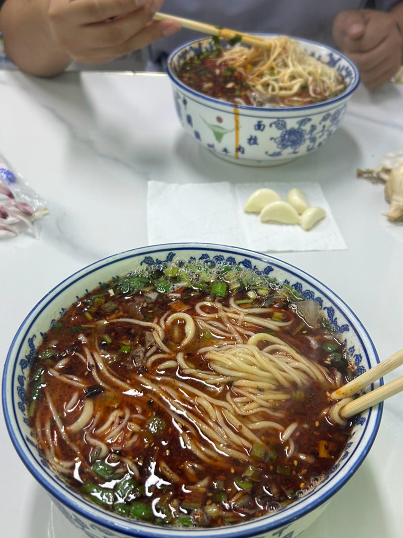 一对爱吃牛肉面的小夫妻[干饭人] ​​​