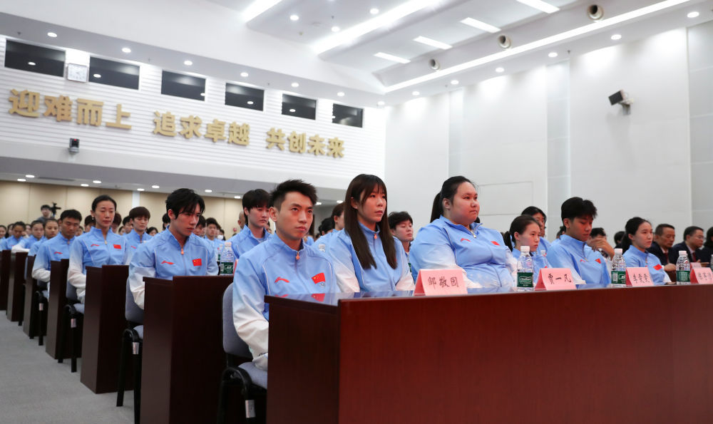#展翅翱翔zzs[超话]##张展硕# 
亚运会总结大会媒体图

©新华社 ​
