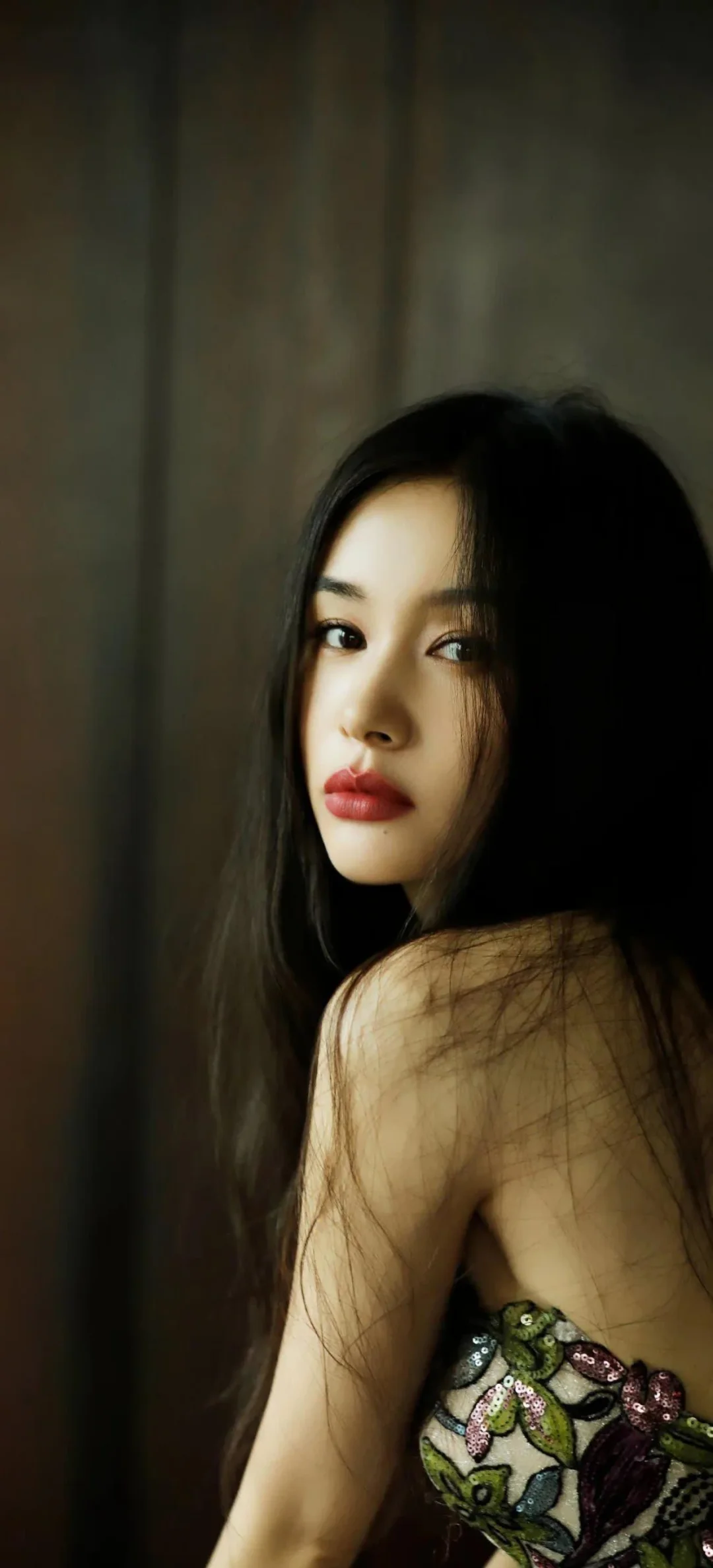 王子文露背花裙，野性张驰美