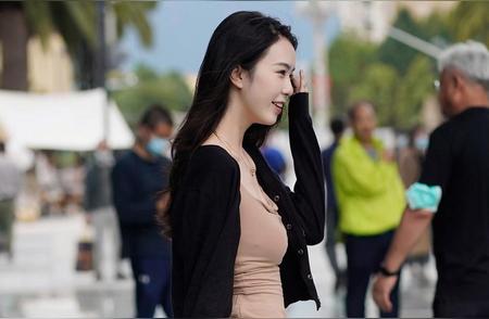 在城市里行走，每一步都似与时尚共舞，简约穿搭也有别样风情～