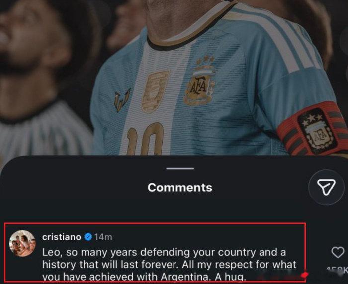 #C罗留言致敬梅西#
绝代双骄，终有一程告别。
C罗在梅西国家队告别长文下留言：多年为国征战，历史永远铭记，致以敬意，给你一个拥抱。
二十年针锋相对，到头来全是互相认可，这大概就是足球最动人的浪漫。 ​