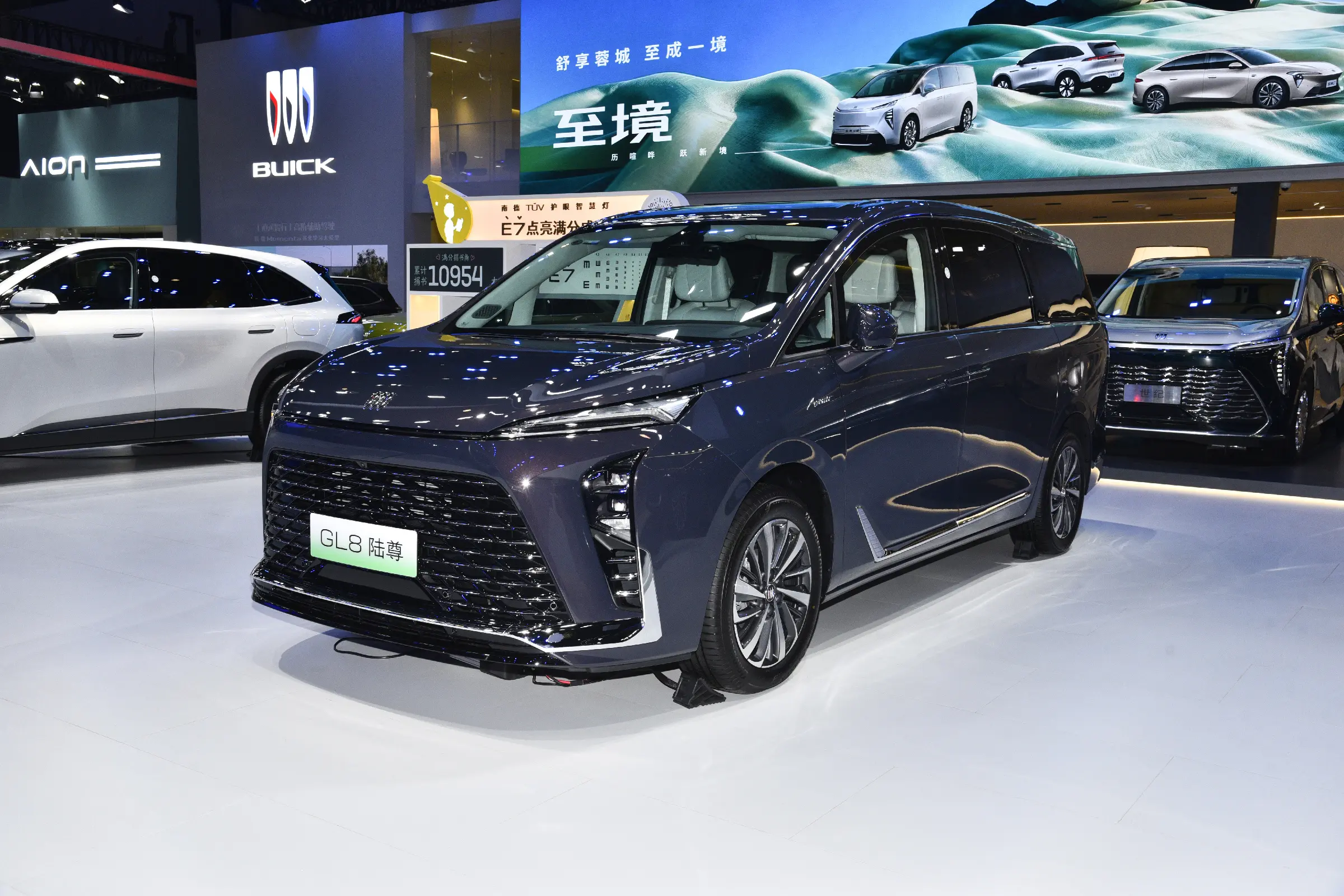 别克GL8 PHEV，家用商务两用新能源MPV，热度居高不下。空间是它的王牌优势，二排座椅乘坐体验出众，不管全家出游还是商务接待，舒适度都在线。插混架构可油可电，市区用电安静省钱，长途加油消除续航焦虑。底盘调校柔和，滤震表现优秀，乘坐舒适性位居同级别上游。
缺点需要正视，MPV车身宽大，城市小路、老