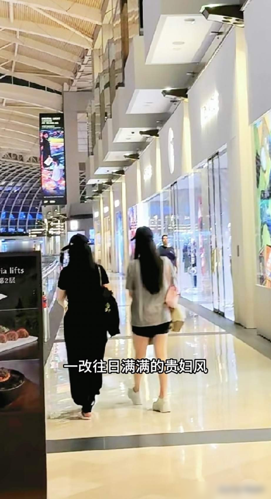 50岁李湘，半年干掉50斤。新加坡街头被拍，腿细得跟王诗龄站一块像姐妹。
一天只吃4小时。中午12点开饭，下午4点后连水煮菜都不碰。最厉害的是把重油湘菜全戒了，换水煮西兰花配清蒸鱼。应酬直接推，谁说都不去。
每天雷打不动30分钟普拉提，健身房有教练盯着练。
没钱的人减肥靠饿，有钱的人减肥靠狠。