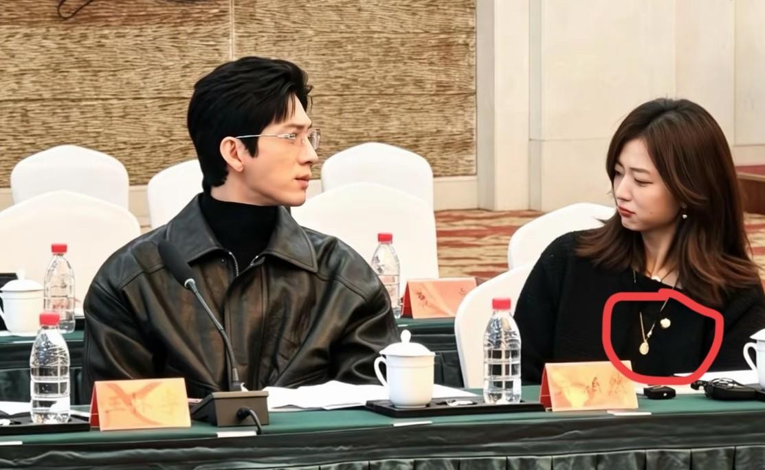 井柏然和孙千在研讨会这一合体，算是把刚爬出坑的剧粉又一脚踹回了坑底。
谁能想到《早春晴朗》播完都这么久了，两个人坐在一起还能把人看迷糊。
最要命的是孙千脖子上，挂的居然还是戏里同款项链，这波售后简直是精准直击。
现场井柏然被发言人夸了两句，下意识就转头去瞅孙千，满脸不好意思。
孙千这边倒是挺